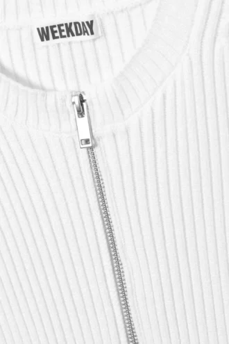 Taillierte Strickjacke mit Rippenmuster und Reißverschluss – Off-White