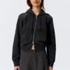 Taillierter Baumwoll-Kapuzenpullover mit Reißverschluss – gewaschen, schwarz Taillierter Baumwoll-Kapuzenpullover mit Reißverschluss – gewaschen, schwarz