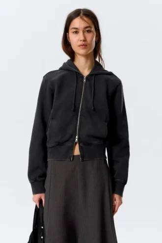 Taillierter Baumwoll-Kapuzenpullover mit Reißverschluss – gewaschen, schwarz
