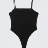 Taillierter Body mit quadratischem Ausschnitt – Schwarz Taillierter Body mit quadratischem Ausschnitt – Schwarz