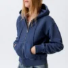 Taillierter Kapuzenpullover mit Reißverschluss – gewaschenes Dunkelblau Taillierter Kapuzenpullover mit Reißverschluss – gewaschenes Dunkelblau