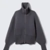 Taillierter Rollkragen-Pullover aus Wolle – Dunkelgrau Taillierter Rollkragen-Pullover aus Wolle – Dunkelgrau