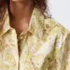 Tailliertes Hemd mit Rüschen – Gelber Blumenprint Tailliertes Hemd mit Rüschen – Gelber Blumenprint