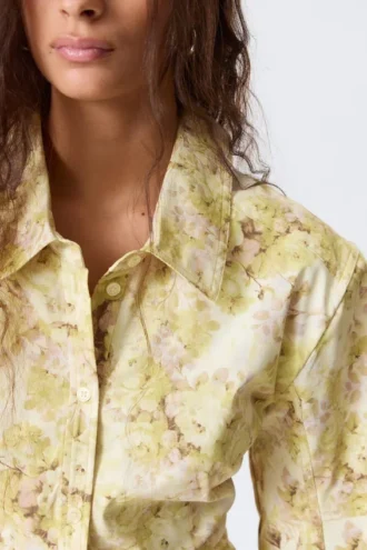 Tailliertes Hemd mit Rüschen – Gelber Blumenprint