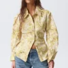 Tailliertes Hemd mit Rüschen – Gelber Blumenprint Tailliertes Hemd mit Rüschen – Gelber Blumenprint