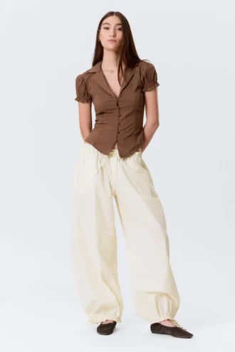 Tailliertes, kurzärmeliges Resort-Shirt – gestreift, braun