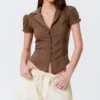 Tailliertes, kurzärmeliges Resort-Shirt – gestreift, braun Tailliertes, kurzärmeliges Resort-Shirt – gestreift, braun