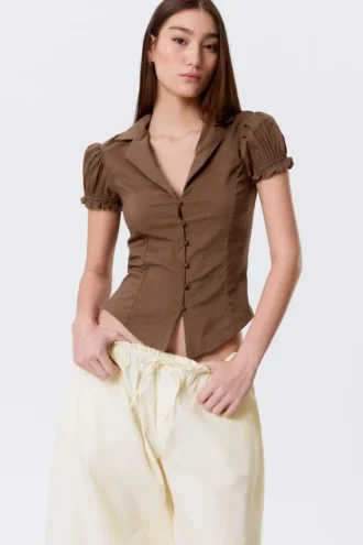 Tailliertes, kurzärmeliges Resort-Shirt – gestreift, braun