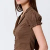 Tailliertes, kurzärmeliges Resort-Shirt – gestreift, braun Tailliertes, kurzärmeliges Resort-Shirt – gestreift, braun