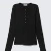 Tailliertes Langarm-Henley-Top – Schwarz Tailliertes Langarm-Henley-Top – Schwarz