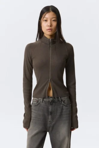 Tailliertes Langarmshirt mit Stehkragen und Reißverschluss – gewaschenes Dunkelgrau Tailliertes Langarmshirt mit Stehkragen und Reißverschluss – gewaschenes Dunkelgrau
