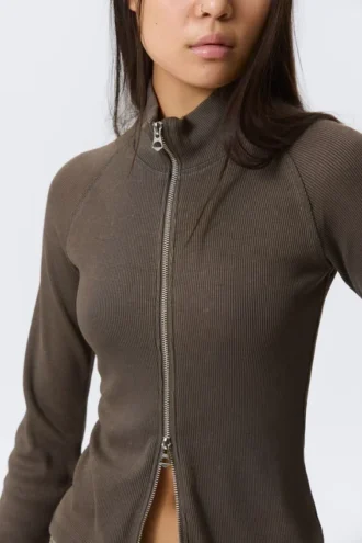 Tailliertes Langarmshirt mit Stehkragen und Reißverschluss – gewaschenes Dunkelgrau Tailliertes Langarmshirt mit Stehkragen und Reißverschluss – gewaschenes Dunkelgrau