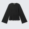 Tailliertes Langarmshirt – Schwarz Tailliertes Langarmshirt – Schwarz