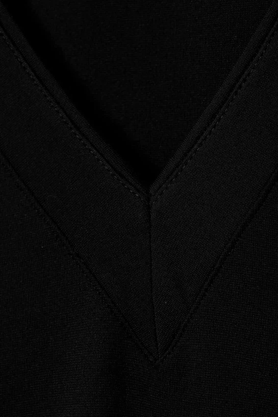 Tailliertes Oberteil mit ausgestellten Ärmeln und V-Ausschnitt – Schwarz Tailliertes Oberteil mit ausgestellten Ärmeln und V-Ausschnitt – Schwarz