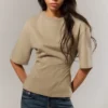 Tailliertes T-Shirt mit Abnähern – Hellkhaki Tailliertes T-Shirt mit Abnähern – Hellkhaki