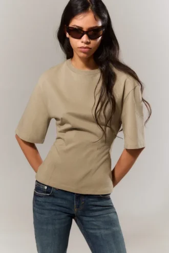 Tailliertes T-Shirt mit Abnähern – Hellkhaki
