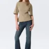 Tailliertes T-Shirt mit Abnähern – Hellkhaki Tailliertes T-Shirt mit Abnähern – Hellkhaki