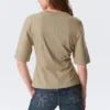 Tailliertes T-Shirt mit Abnähern – Hellkhaki Tailliertes T-Shirt mit Abnähern – Hellkhaki