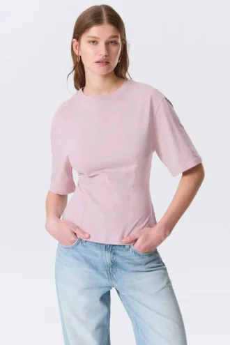 Tailliertes T-Shirt mit Abnähern – Hellrosa