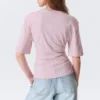 Tailliertes T-Shirt mit Abnähern – Hellrosa Tailliertes T-Shirt mit Abnähern – Hellrosa