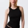 Tailliertes Tanktop mit Rippbündchen – Schwarz Tailliertes Tanktop mit Rippbündchen – Schwarz