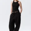 Tailliertes Tanktop mit Rippbündchen – Schwarz Tailliertes Tanktop mit Rippbündchen – Schwarz