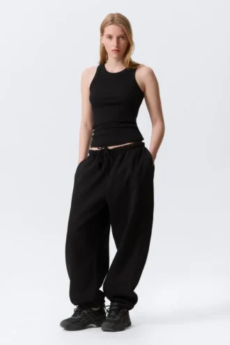 Tailliertes Tanktop mit Rippbündchen – Schwarz
