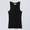 Tailliertes Tanktop mit Rippbündchen – Schwarz Tailliertes Tanktop mit Rippbündchen – Schwarz