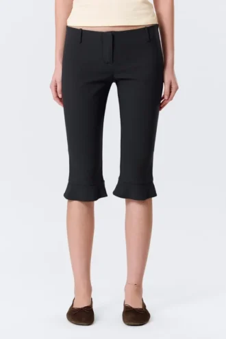 Tailored Capri-Hose mit niedriger Leibhöhe – Schwarz Tailored Capri-Hose mit niedriger Leibhöhe – Schwarz