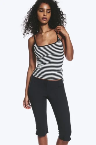 Tanktop mit schmalen Trägern – Weiß-schwarz gestreift Tanktop mit schmalen Trägern – Weiß-schwarz gestreift