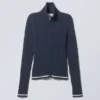Tarja Sporty Zip Strickjacke – Navy Tarja Sporty Zip Strickjacke – Navy