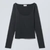 Tea Scoop Neck Langarmshirt – Schwarz Tea Scoop Neck Langarmshirt – Schwarz
