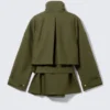 Technischer Trenchcoat im Lagenlook – Khaki-Grün Technischer Trenchcoat im Lagenlook – Khaki-Grün
