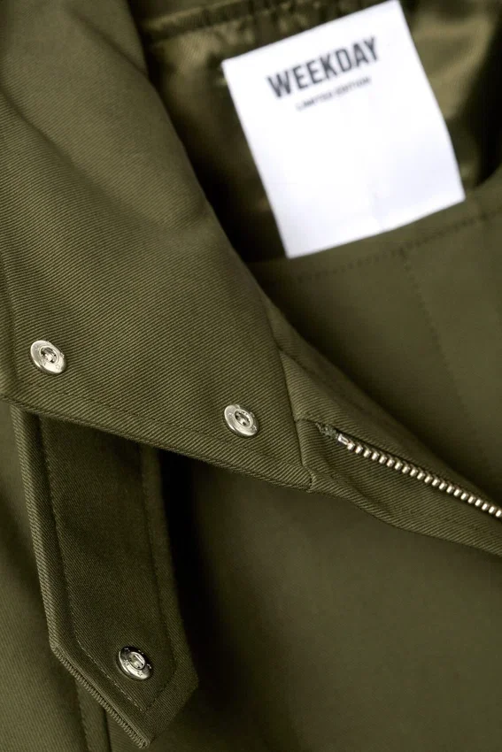 Technischer Trenchcoat im Lagenlook – Khaki-Grün Technischer Trenchcoat im Lagenlook – Khaki-Grün