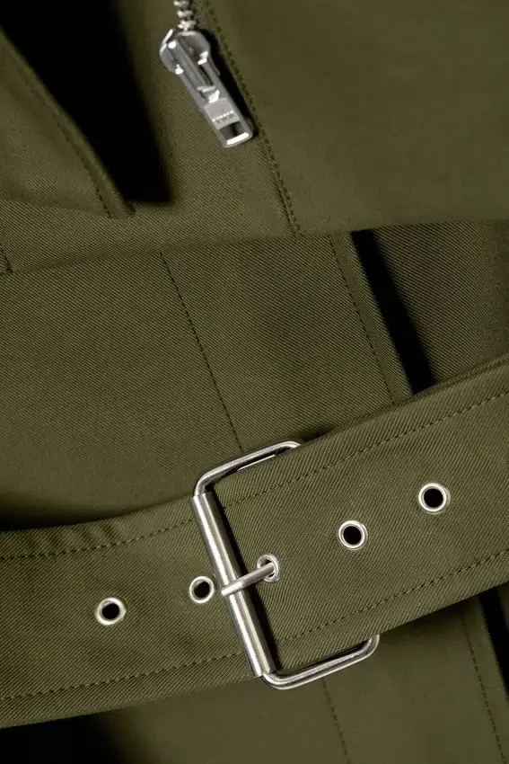 Technischer Trenchcoat im Lagenlook – Khaki-Grün Technischer Trenchcoat im Lagenlook – Khaki-Grün