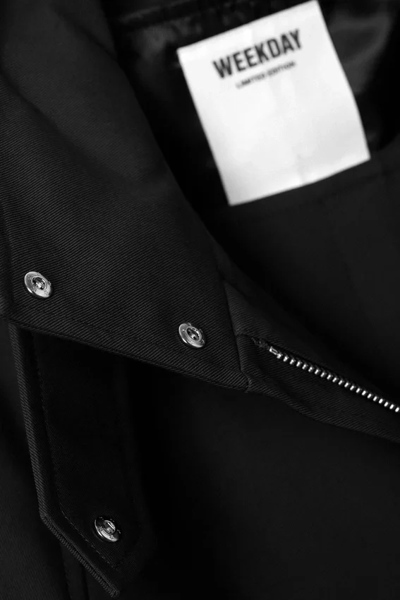 Technischer Trenchcoat in Lagenoptik – Schwarz Technischer Trenchcoat in Lagenoptik – Schwarz