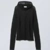 Terri Kapuzenpullover aus transparenter Wollmischung – Schwarz Terri Kapuzenpullover aus transparenter Wollmischung – Schwarz