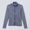 Toni Zweifarbiger Rollkragenpullover mit Rippmuster und Reißverschluss – Zweifarbig Blau & Weiß Toni Zweifarbiger Rollkragenpullover mit Rippmuster und Reißverschluss – Zweifarbig Blau & Weiß