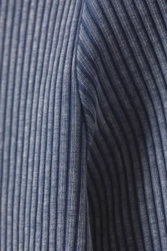 Toni Zweifarbiger Rollkragenpullover mit Rippmuster und Reißverschluss – Zweifarbig Blau & Weiß