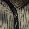 Toni Zweifarbiger Rollkragenpullover mit Rippmuster und Reißverschluss – Zweifarbig in Beige und Schwarz