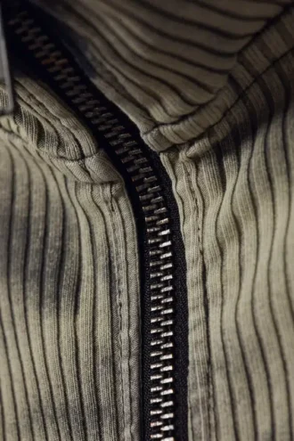 Toni Zweifarbiger Rollkragenpullover mit Rippmuster und Reißverschluss – Zweifarbig in Beige und Schwarz