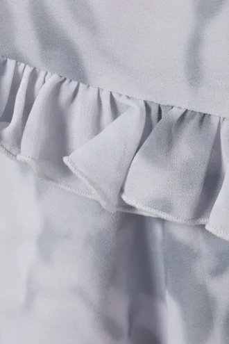 Top mit Rüschen und Trägern – Staubgrau – Clouded Marble