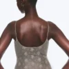 Transparenter Spitzen-Bodysuit mit tiefem Rückenausschnitt – Transparent, staubgrau Transparenter Spitzen-Bodysuit mit tiefem Rückenausschnitt – Transparent, staubgrau