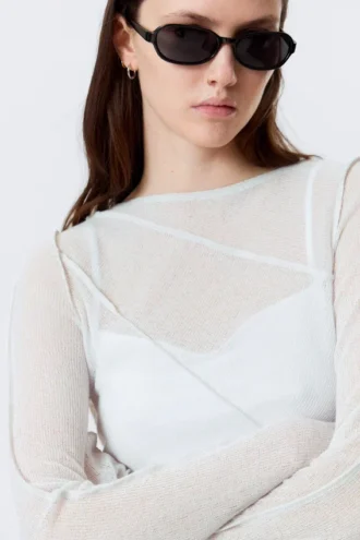 Transparentes, asymmetrisches Oberteil mit U-Boot-Ausschnitt – Hellbeige