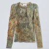 Transparentes, bedrucktes Langarmshirt – Abstract Fairytale Transparentes, bedrucktes Langarmshirt – Abstract Fairytale