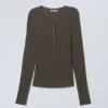 Transparentes, geripptes Henley-Oberteil mit langen Ärmeln – Dunkelbraun Transparentes, geripptes Henley-Oberteil mit langen Ärmeln – Dunkelbraun