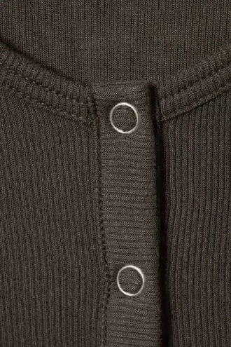 Transparentes, geripptes Henley-Oberteil mit langen Ärmeln – Dunkelbraun