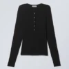Transparentes, geripptes Henley-Oberteil mit langen Ärmeln – Schwarz Transparentes, geripptes Henley-Oberteil mit langen Ärmeln – Schwarz