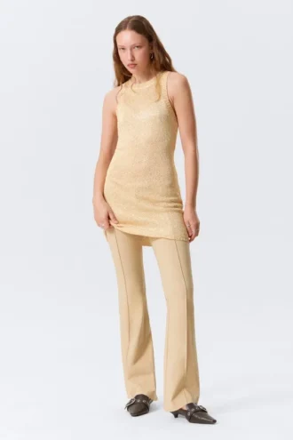 Transparentes, gestricktes Minikleid mit Pailletten – Goldbeige