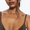 Triangel-Bikini-Oberteil mit Knoten – Dark Mole Triangel-Bikini-Oberteil mit Knoten – Dark Mole